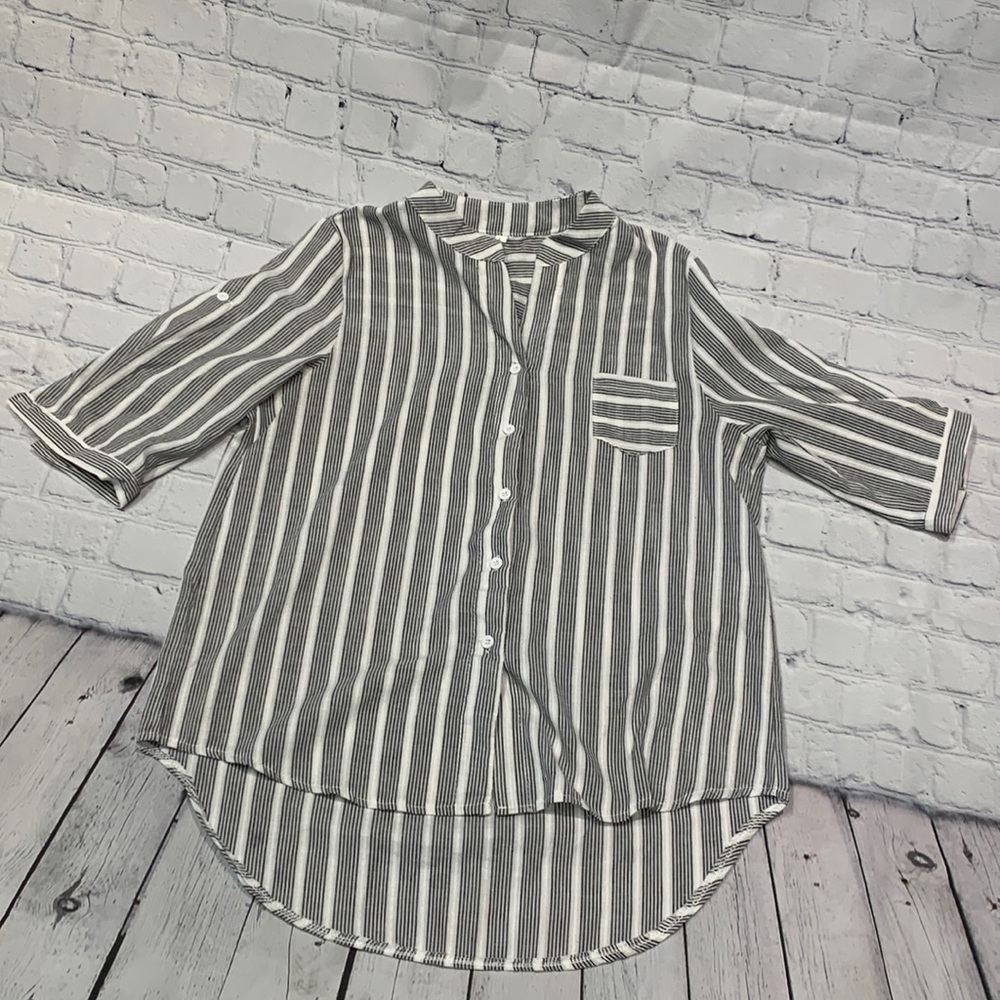 •NWOT Light weight button up shirt